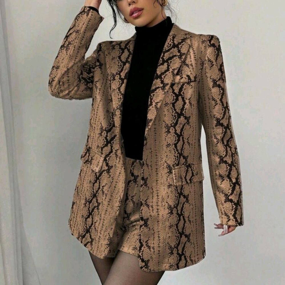 Women's Fashion Snake Skin Print Suit Jacket And Shorts Set - Picture 3 of 6
